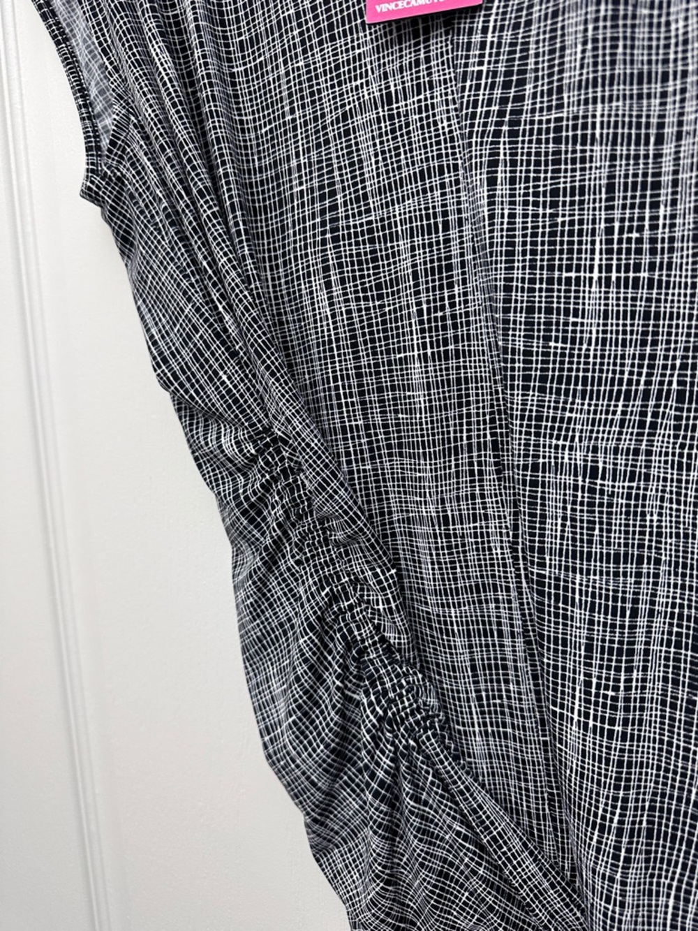 Vince Camuto Black & White V-Neck Ruched Side Cap-Sleeve Tunic - Picture 7 of 8